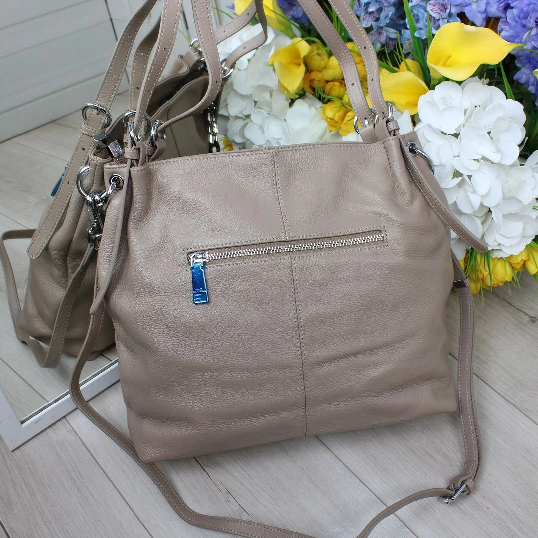 Жіноча сумка-мішок кольору кава з молоком для мінімалістичного стилю